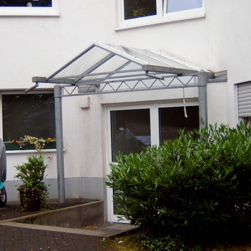 Vordach für Mehrfamilienhaus