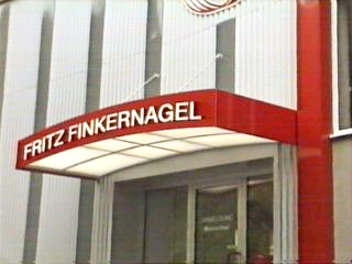 Dach für einen Büroeingang mit indirekter Beleuchtung
