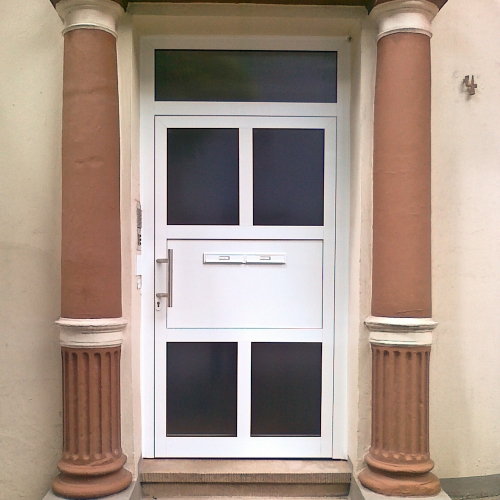 Haustür mit Briefkästen im Flügel