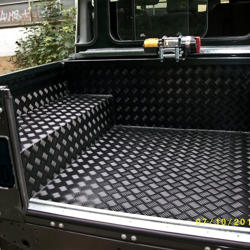 Blechverkleidung für einen Jeep aus Alublech