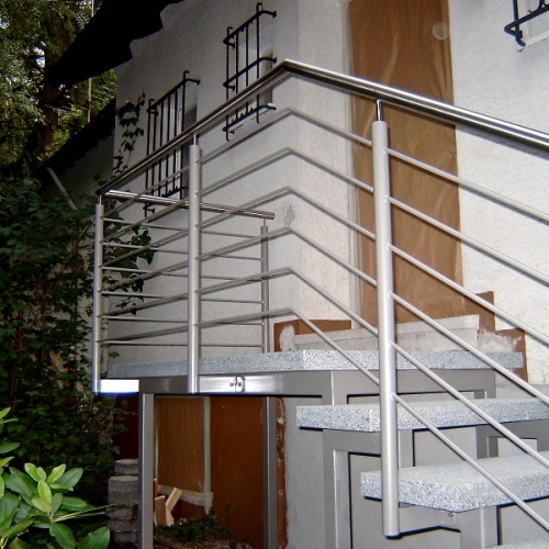 Treppe mit Natursteinstufen